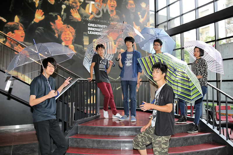 Photo：ふるりの傘をさす学生たち