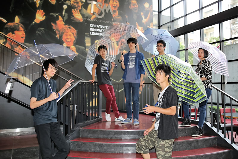 Photo:ふるりの傘をさす学生たち